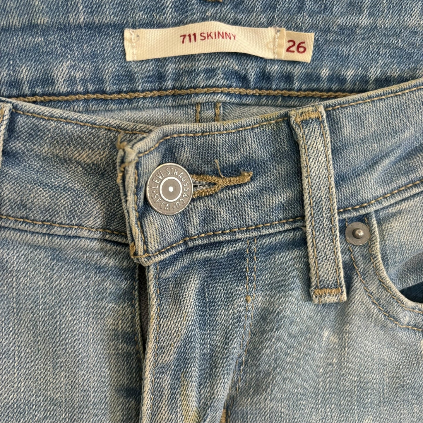 Light Wash Mid Rise Straight Leg Levi’s Jeans